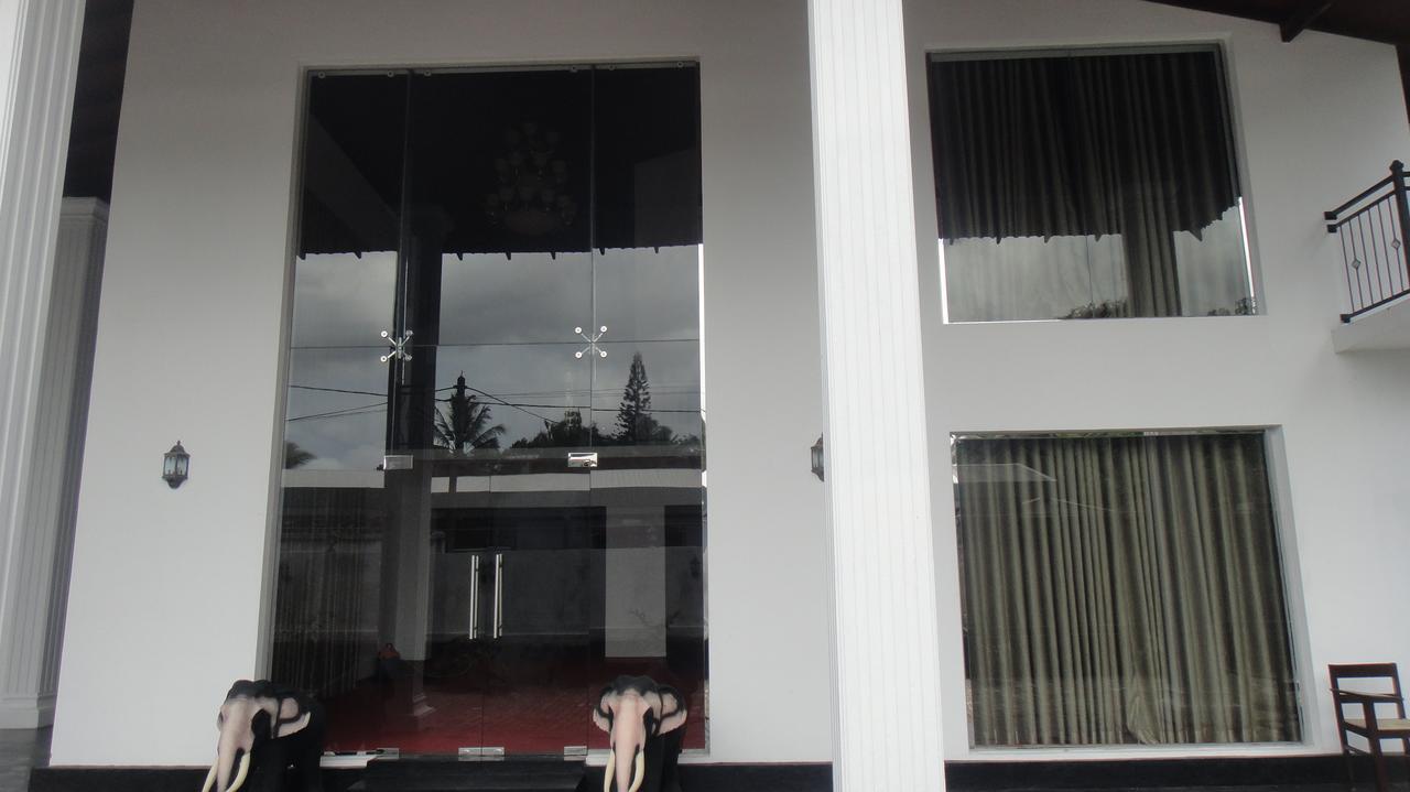 The Kingston Hotel Kiribathgoda Exterior photo